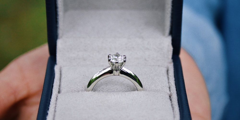 When to Choose a 0.9 Carat Diamond Over a 1 Carat Diamond